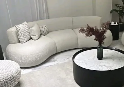 ספה מעוגלת מעוצבת דגם "סירן" (Curved Bouclé Sofa) – צבע שמנת